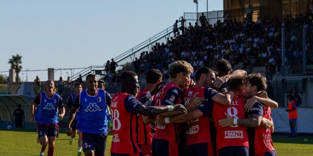 Abbraccio di squadra Modica Calcio
