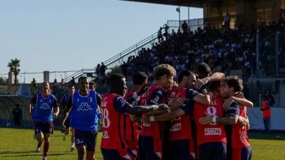 Abbraccio di squadra Modica Calcio