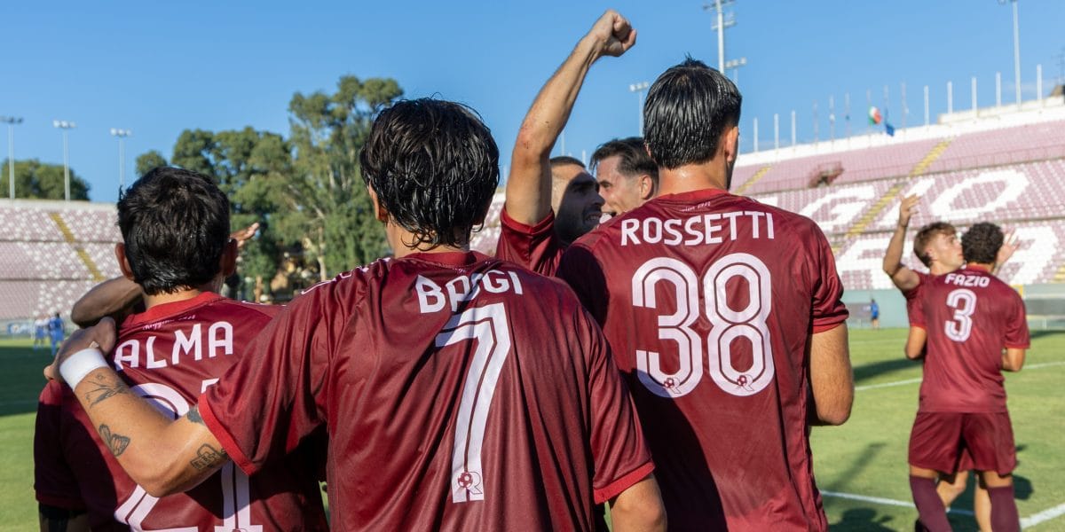 Abbraccio di squadra Reggina
