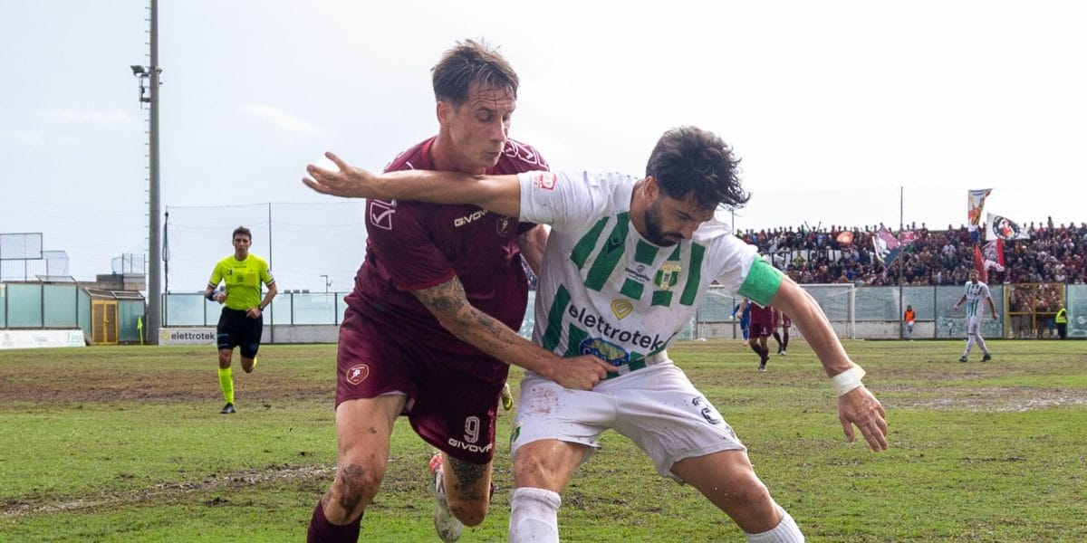 Andrea Magrassi in lotta contro calciatore Lamezia