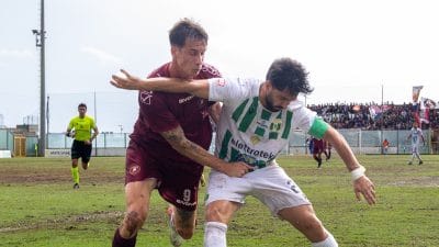 Andrea Magrassi in lotta contro calciatore Lamezia