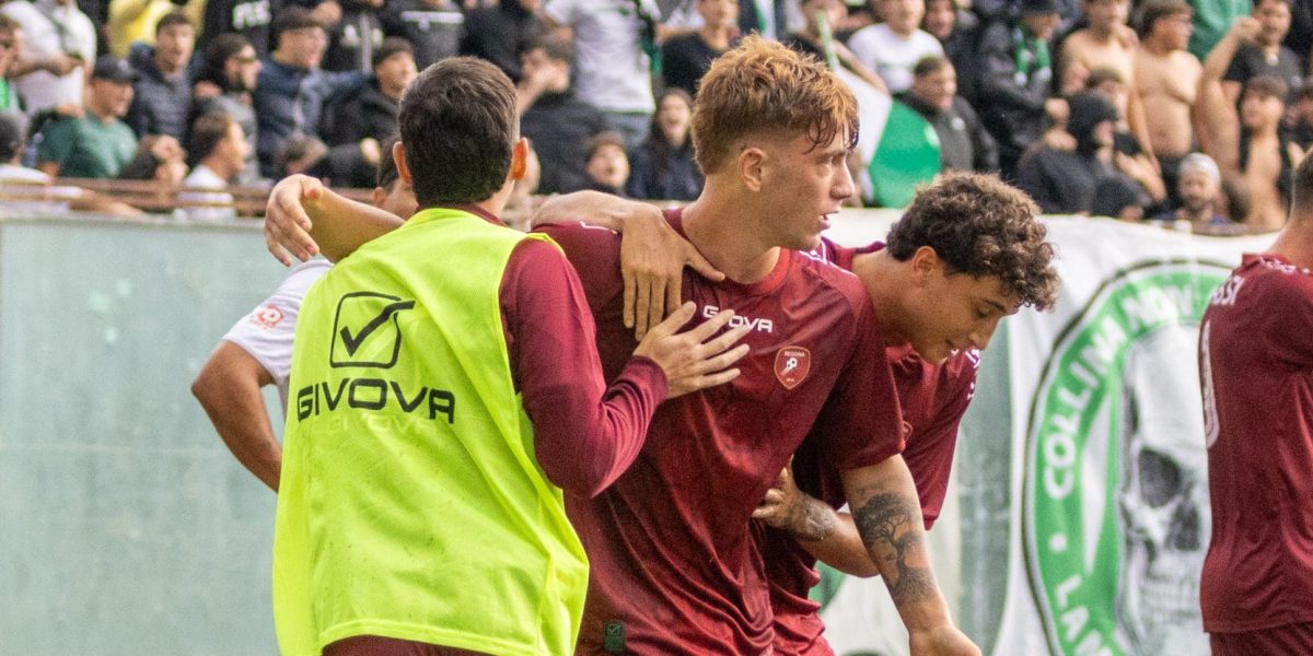 Filippo Toscano con abbraccio squadra