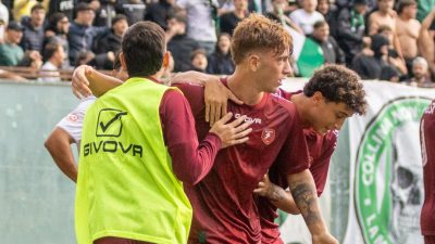 Filippo Toscano con abbraccio squadra