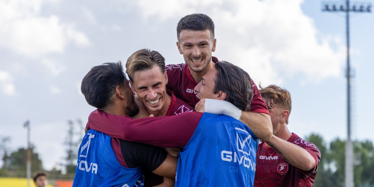 Abbraccio Reggina dopo goal Magrassi