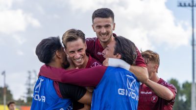 Abbraccio Reggina dopo goal Magrassi