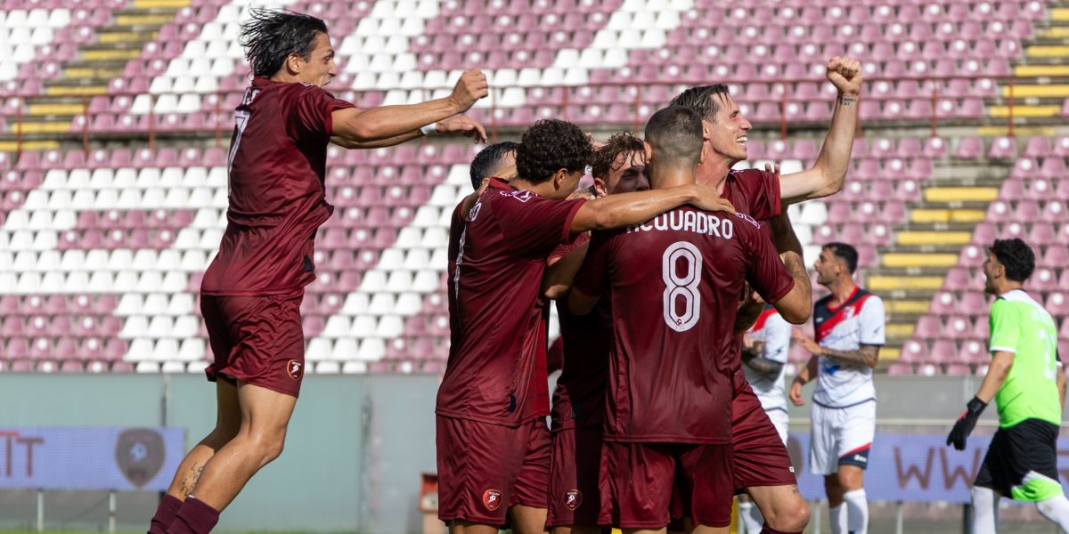 Abbraccio calciatori Reggina dopo goal