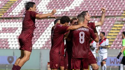 Abbraccio calciatori Reggina dopo goal